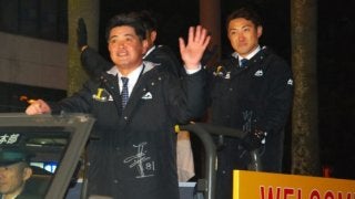 キャンプ地の宮崎でホークス歓迎パレード　日没後の開催も大勢のファン