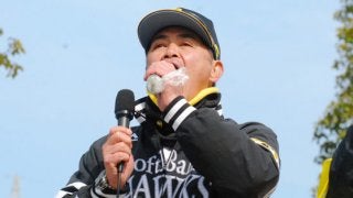 ホークス工藤監督が恵方巻をガブリ　ファンに餅まき「日本一をもう1頂！」