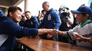 中日松坂、即席サイン会に100メートル超の列　10分延長、少年に“神対応”も