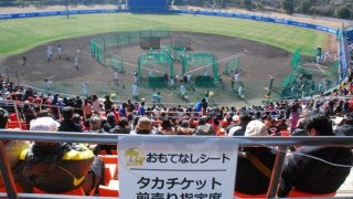 ホークスがキャンプ初の試み　「有料指定席」へのファンの反応は？