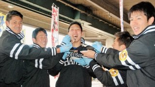 鷹ルーキーが「カツオ～！」な新人体験　宮崎カツオ“焼っ切り”に挑戦