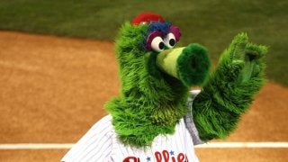 【MLB】人気マスコットの“はしゃぎすぎ”動画が話題　喜びすぎて室内で豪快に転倒!?