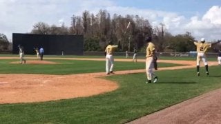 原辰徳氏の伝説シーンよりは控えめ!?　米大学生の豪快なバット投げが話題