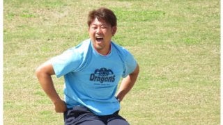 中日・松坂、“岩瀬犬”と戯れ笑顔全開　キャッチボールも行い「確認を」