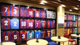 フィーゴ、ペップ、メッシ…。本物ユニフォームでたどるバルサ近代史