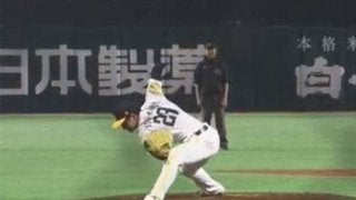 低過ぎて右手が地面直撃…鷹ドラ2のサブマリン右腕がホロ苦のデビュー