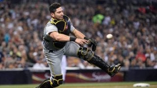 驚異の鬼肩は「ロケットショット」　MLB捕手が美技・膝つきスローを披露