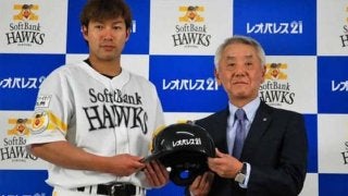 ソフトバンク、レオパレス21とスポンサー契約締結　ヘルメットにロゴ貼付