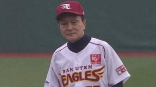 小田和正氏が故・星野氏の「77」背負い始球式「仙ちゃんが喜んでくれると思い」