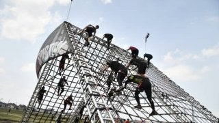 さらに過酷になった障害物レース「スパルタンレース」がスキー場で開催