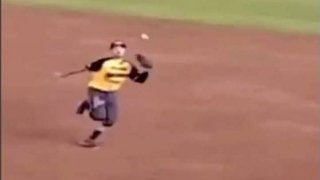 機転利かせた“ハエ叩き送球”！？　二塁手の美技に称賛の声続々「病みつき」