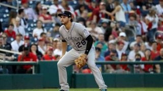 【MLB】「銀河系最高」三塁手アレナドの“鬼肩”　ファウルゾーンから反転ジャンプ送球で…