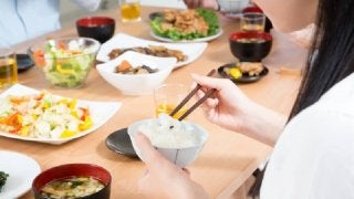 ダイエットや小顔効果も！よく噛んで食べると得られるメリット6つ