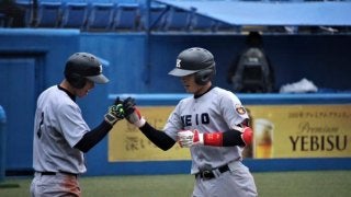 慶大打線が15安打7得点！雨中の大一番を制して単独首位！【東京六大学野球】