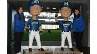 札幌Dの新たなフォトスポットに？　中田＆西川の巨大ボブルヘッド人形登場