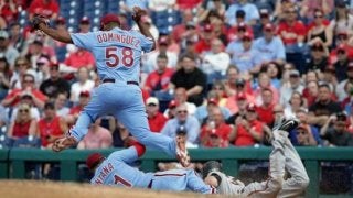 【MLB】横っ飛び＆スライディング、そして負傷!?　1アウトに体を張った男が米で話題