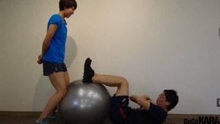 アスリート嫁が会社員旦那に課す鬼トレ　～片手プランク編～