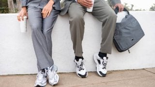 革靴からスニーカーへ！スーツにも似合う、通勤におすすめのシューズたち