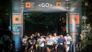 夜の東京・丸の内を600人以上のランナーが快走…ブルームバーグ スクエア・マイル・リレー 東京