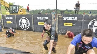 障害物レース「スパルタンレース」千葉大会優勝タイム、男子44分46秒、女子1時間1分7秒