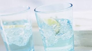「水」飲み過ぎ注意報！　「ミネラルウォーター」飲み方によってはマイナス面も