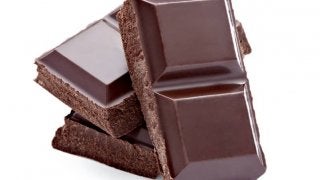 食べるならどっちが正解？ブラックチョコvsホワイトチョコ