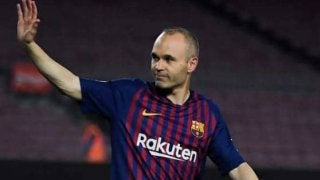 イニエスタが東京Dを電撃訪問！　楽天対オリックス戦前に歓迎の花束贈呈