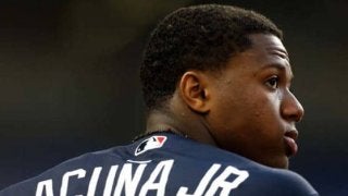 【MLB】左膝捻り、体は宙に…衝撃的な転倒で20歳の超有望株アクーニャが負傷交代