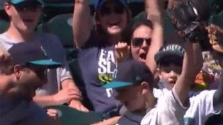 【MLB】「フライドポテトを落としてない」少年ファンの“スーパーキャッチ”にファン喝采