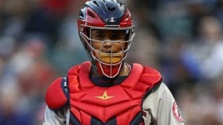 【MLB】“座り投げ”で137キロ!?　立ち上がらず「ポップタイム」1.89秒の驚愕二盗阻止