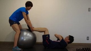 妻アスリートが会社員旦那に課す鬼トレ　～バランスボールを使ったプランク編～