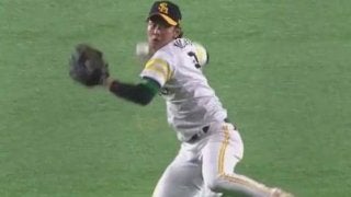 これぞ守備の名手！　ソフトバンク今宮が驚愕のスーパープレーを見せる