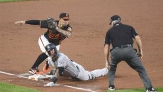 【MLB】“空飛ぶスパイク”だ！　ヤ軍の新人王候補に起きた、ちょっぴり笑えるハプニングが話題