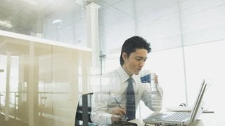 日本人、座りすぎ！1日平均8時間以上も座っている職種TOP3