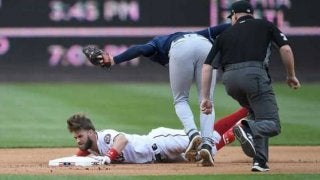 MLB屈指の強打者ハーパーにハプニング！　ダッシュ→大転倒で、髪型にまで脚光