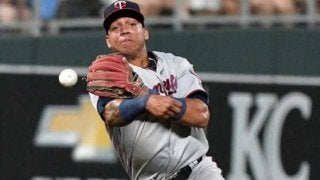 【MLB】曲芸のような連係プレーに球場騒然　究極のチームプレーに「クレイジー！」