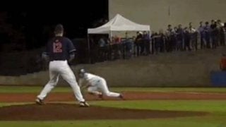 こんな“フェイク”プレーあり!?　本盗成功に導いた一塁走者の「完璧な転ぶフリ」