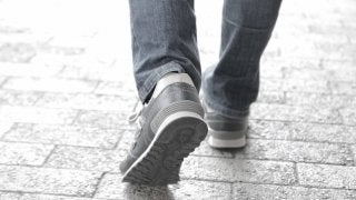 かかとの減りに要注意！　磨り減った靴が膝や腰のトラブルの原因に!?