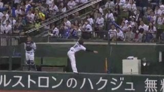 西武の金子侑が驚愕のスーパーキャッチ　グラブ突っ込みファール強奪