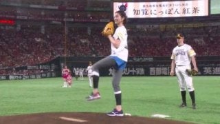 タレント鈴木ちなみが“中3日”始球式　引っ掛け大暴投に「気持ちが前に出過ぎ…」