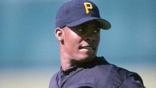 【MLB】「断トツ」「不可能」-20年前の伝説の“鬼肩”補殺は「史上最高の送球？」