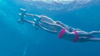 世界最小の水中スクーター登場！海中を疾走したり、アクションカメラ撮影も