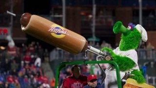 MLBで前代未聞の事故が発生？　ホットドッグ顔面直撃でファンが負傷