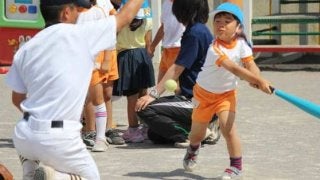 野球普及への新たなアプローチ　高校球児が保育園児に野球を指導