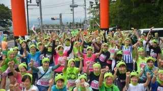 がまマスクをかぶって激走する奇祭「筑波山がまレース」8月開催