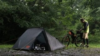 自転車を置けるサイクリスト向けツールームテント「バックフリップバイシクルテント」発売