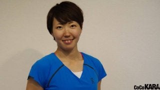 妻アスリートが会社員旦那に課す鬼トレ　～バランスボールに脚を載せたプランクの片足版 編～