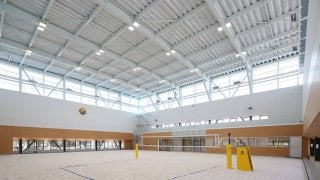 全天候型のインドアビーチバレーボールコート、トヨタが建設