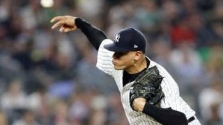 【MLB】好打者を「滑稽」に見せる!?　「残酷な」カーブに空振り→打者の左もも直撃