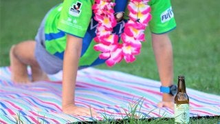 お酒を飲みながらヨガ！湘南ベルマーレが「ビールヨガ」を開催